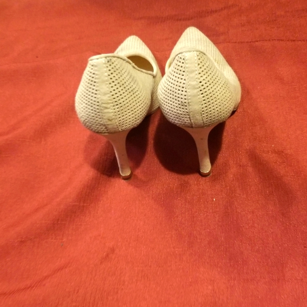 Guess Size 7 Beige Pump high-heels